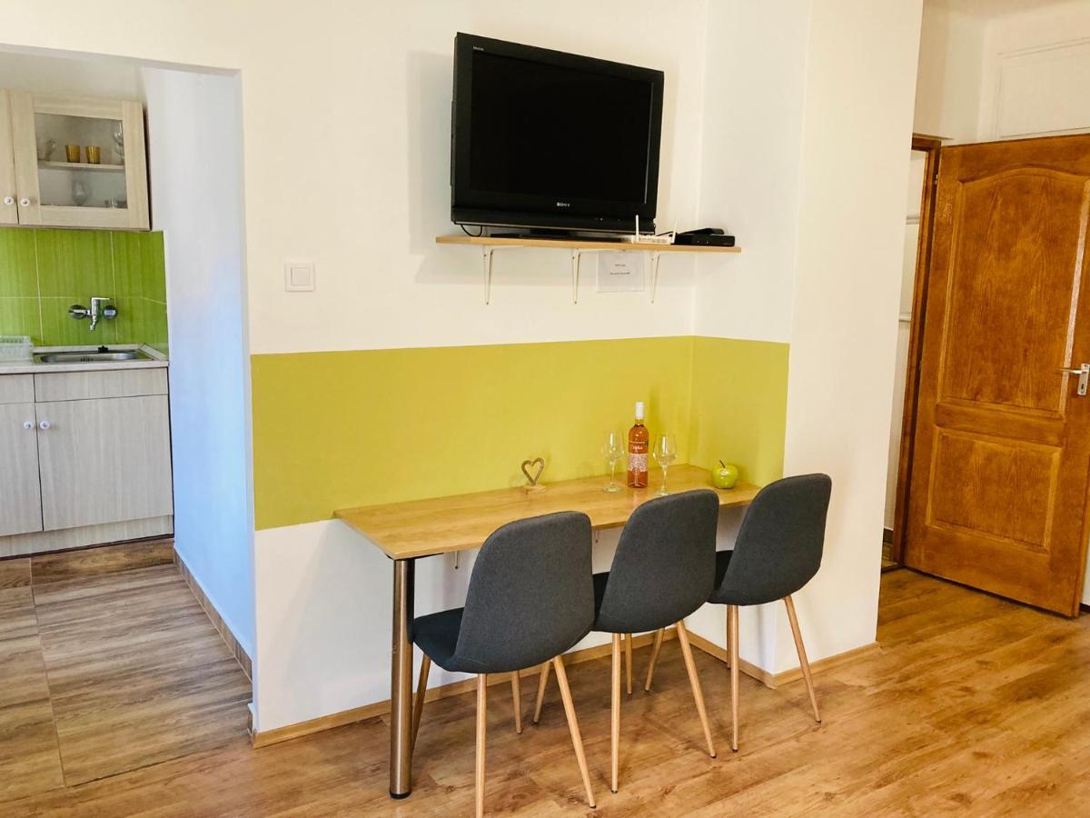 Like Apartman Eger Bagian luar foto